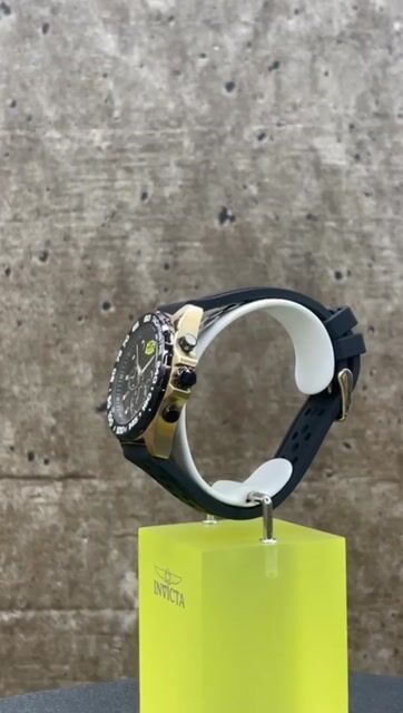 Invicta Racing 47769 Herrenuhr - Quarzwerk - Edelstahl mit schwarzem Zifferblatt - 43 mm